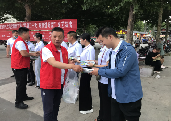 6.25 戏剧中心开展”炎炎夏日送清凉 点滴关怀暖人心“送清凉慰问活动(1)404.png