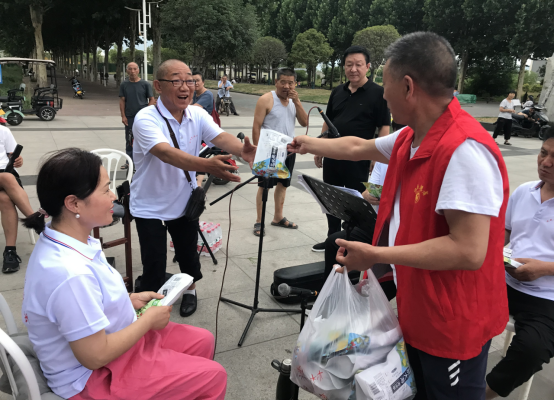 6.25 戏剧中心开展”炎炎夏日送清凉 点滴关怀暖人心“送清凉慰问活动(1)407.png
