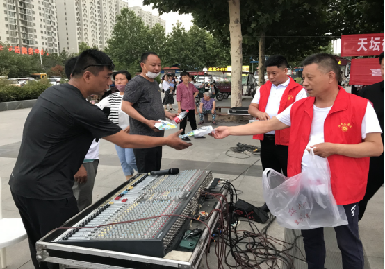 6.25 戏剧中心开展”炎炎夏日送清凉 点滴关怀暖人心“送清凉慰问活动(1)409.png