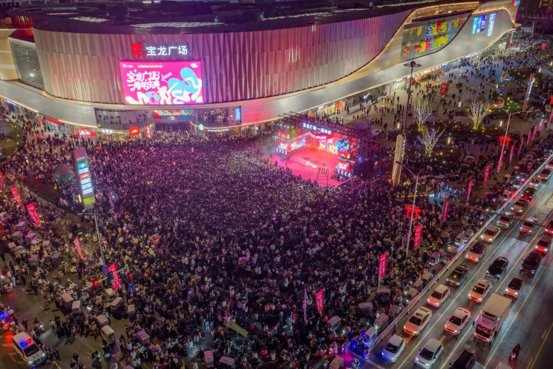 济源市文化市场综合行政执法支队全过程保障宝龙广场周年庆演出活动